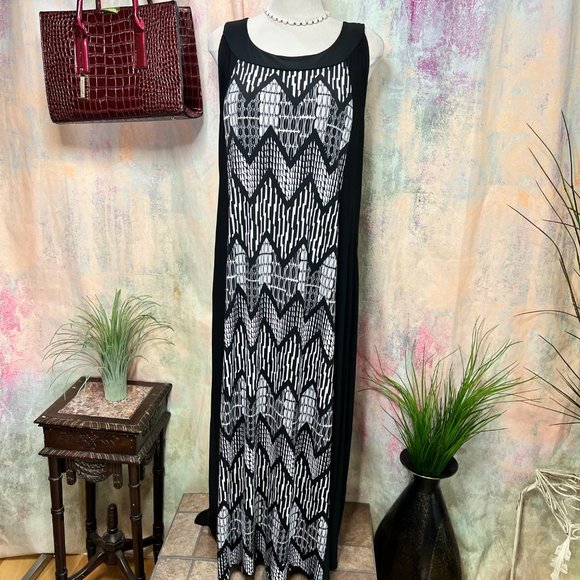 📌Elie McCarthny Soft Flowing Sleeveless Plus Size Maxi Dress - Picture 9 of 15